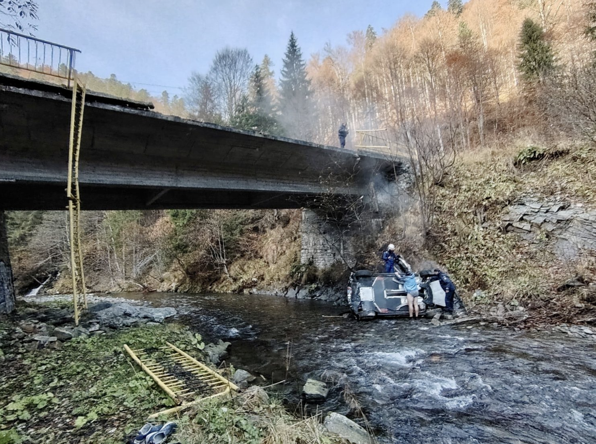 Accident șocant pe Transfăgărășan! O mașină de raliu a zburat de pe pod și s-a prăbușit în albia râului Argeș